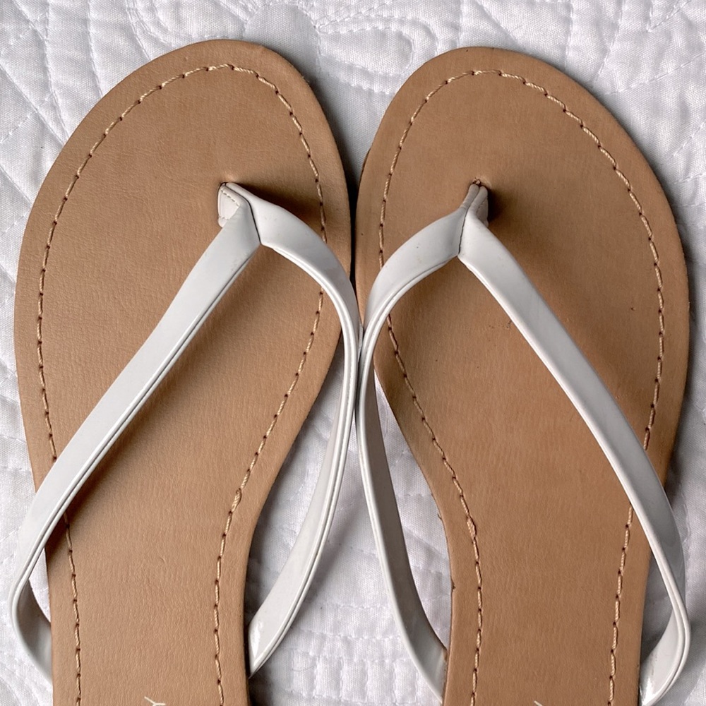 UNIONBAY Women’s Sz6 White Pleather Flip Flops - Picture 7 of 7